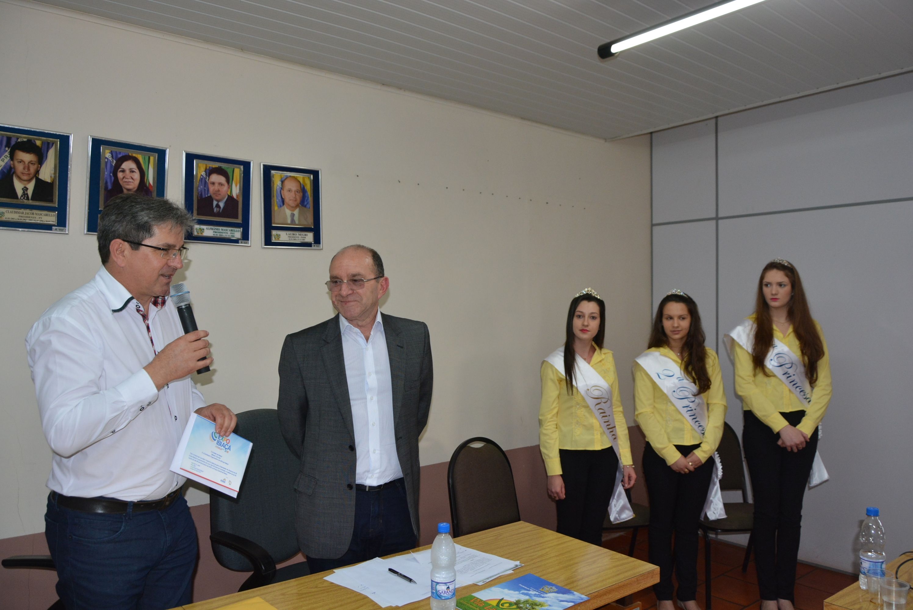 O prefeito anfitrião Ulisses Cecchin, com o presidente da Amunor Getulio Cerioli e as soberanas da 1